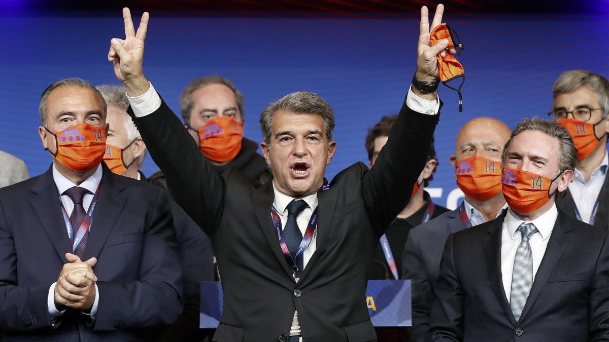 El presidente del FC Barcelona, Joan Laporta (c), celebra su victoria tras ser elegido como nuevo presidente del club azulgrana en las elecciones.