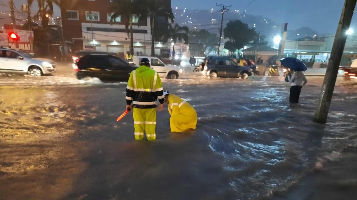 Al momento se realizan trabajos de limpieza en los sumideros y las alcantarillas para que las aguas puedan evacuar cuanto antes.