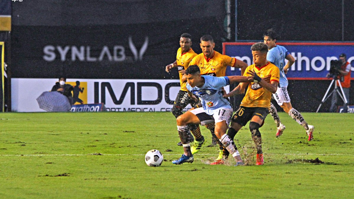 El partido entre Guayaquil City y Barcelona se disputó bajo una intensa lluvia, que pudo provocar alguna lesión en cualquiera de los futbolistas.
