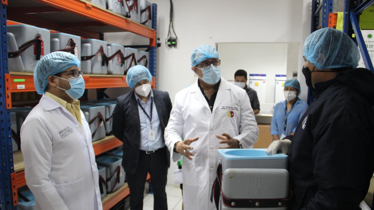 El ministro de Salud aseguró que las vacunas que donó Chile, que permanecen en Guayaquil, serán administradas a personal médico.
