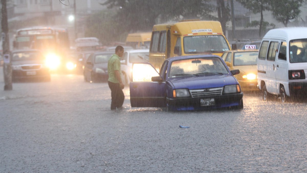 Esta escena es común cada que llueve y hay marea alta en Guayaquil. 