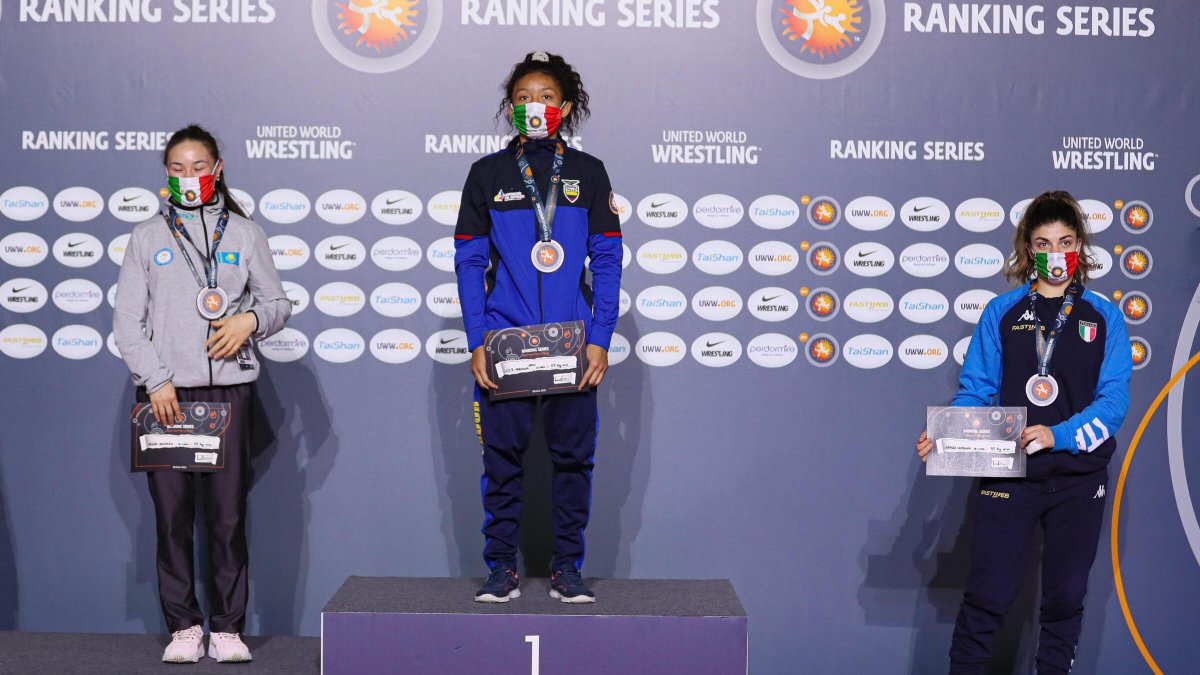 Podio. Mollocana (c) hizo sonar el himno de Ecuador en Italia tras liderar el torneo.