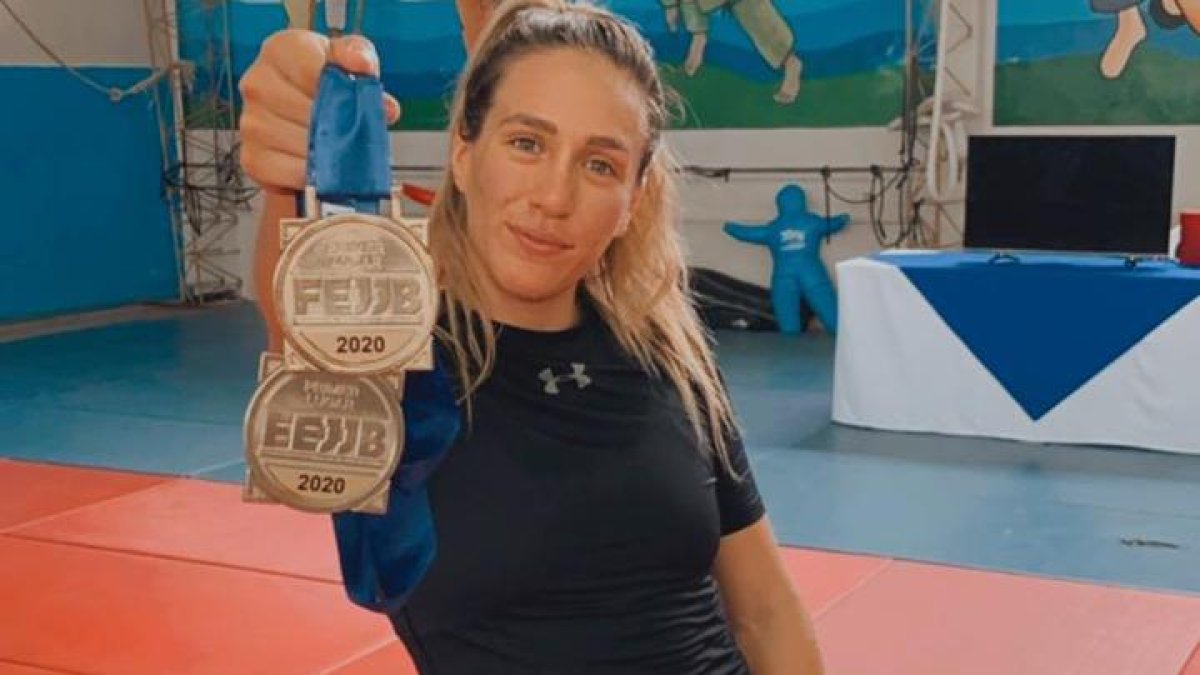 Monarca. Nicole con algunas de las medallas de las paradas del circuito ecuatoriano 2020. En varias fue la mejor en las categorías Pluma y Absoluta.