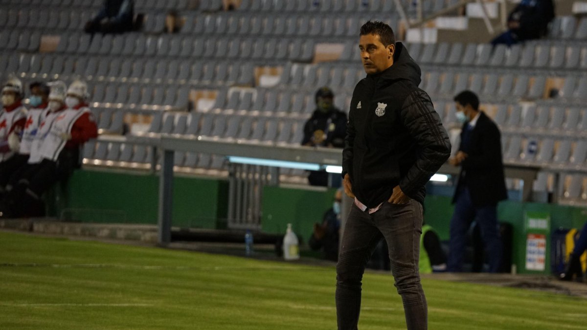 Juan Rescalvo dirigió a Emelec ante Macará, porque su hermano estaba suspendido.