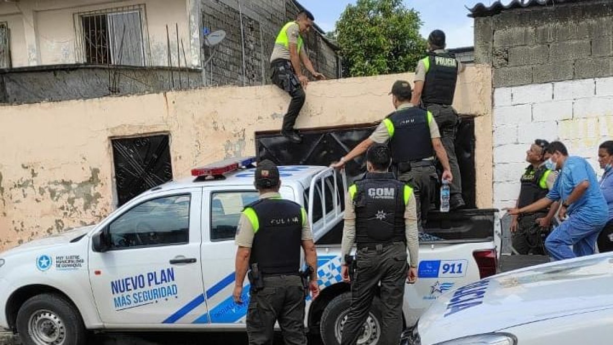 La Policía recaba indicios en el domicilio de la familia Ibáñez.