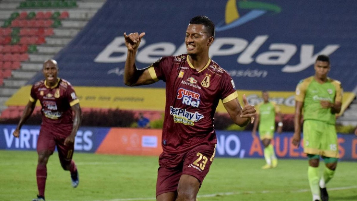 El defensa ecuatoriano John Narváez celebra el tanto en la victoria de Deportes Tolima