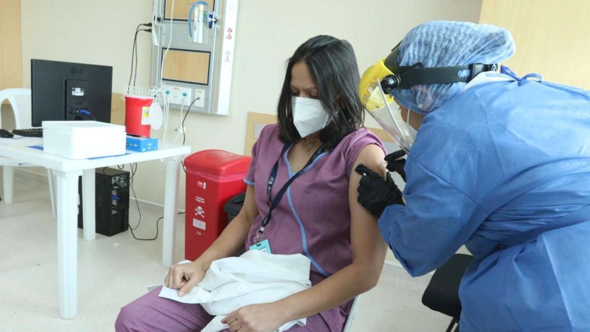 Vacunación. Este fin de semana continuó a administración de la primera dosis a los trabajadores de la salud.