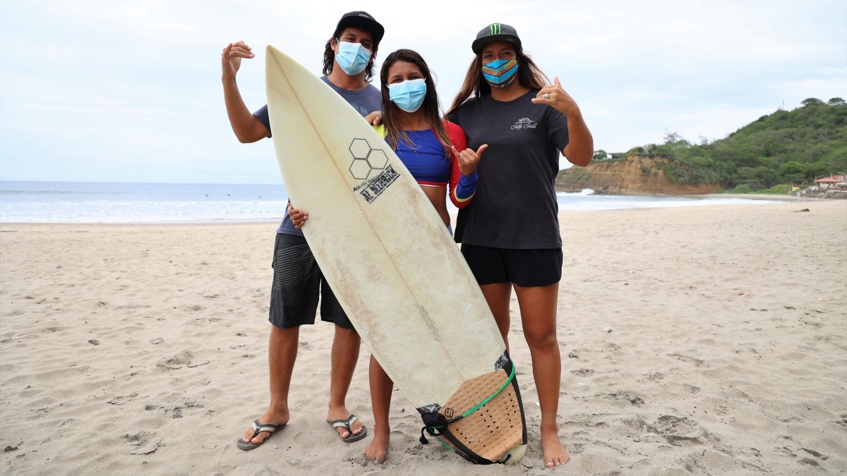 Equipo. Israel Barona (i), Susana Berrezueta y Mimi Barona, integrantes de la Tricolor.