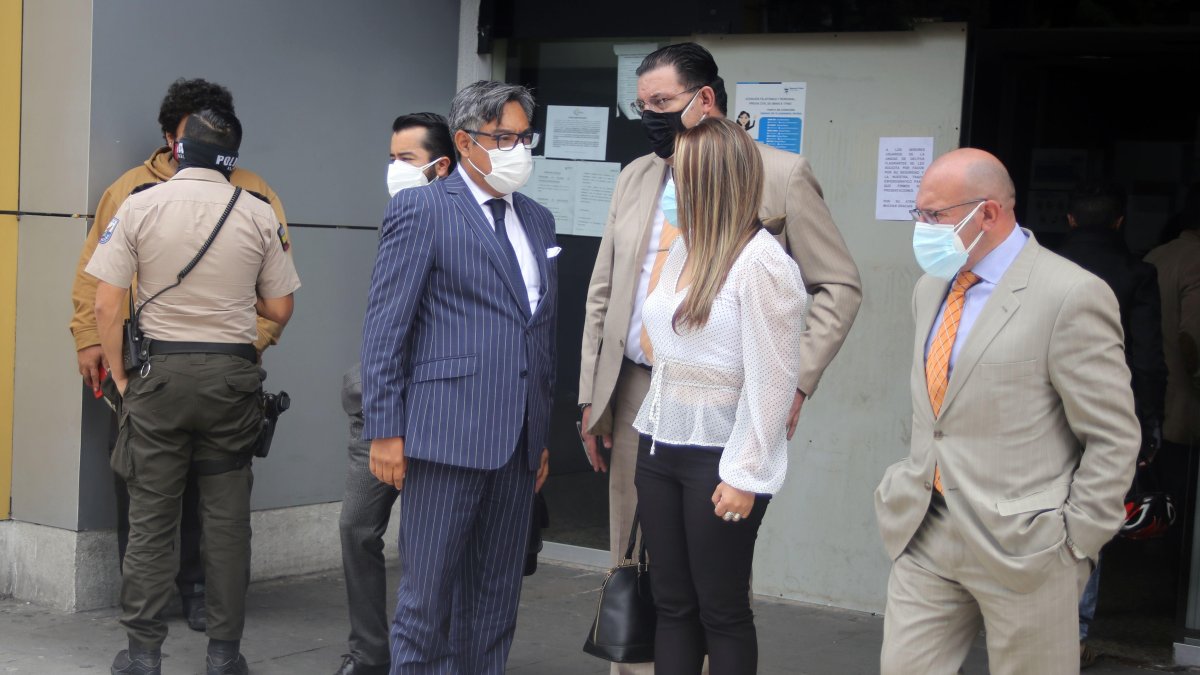 Los abogados de Enrique Espinosa de los Monteros y David Proaño (con proceso en Ecuador) dicen que su detención es ilegal.