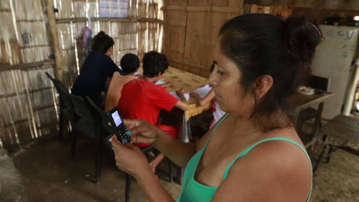 Sin recursos tecnológicos, para una clase virtual, los padres de familia se las han ingeniado para ayudar a sus hijos a no perder el año..