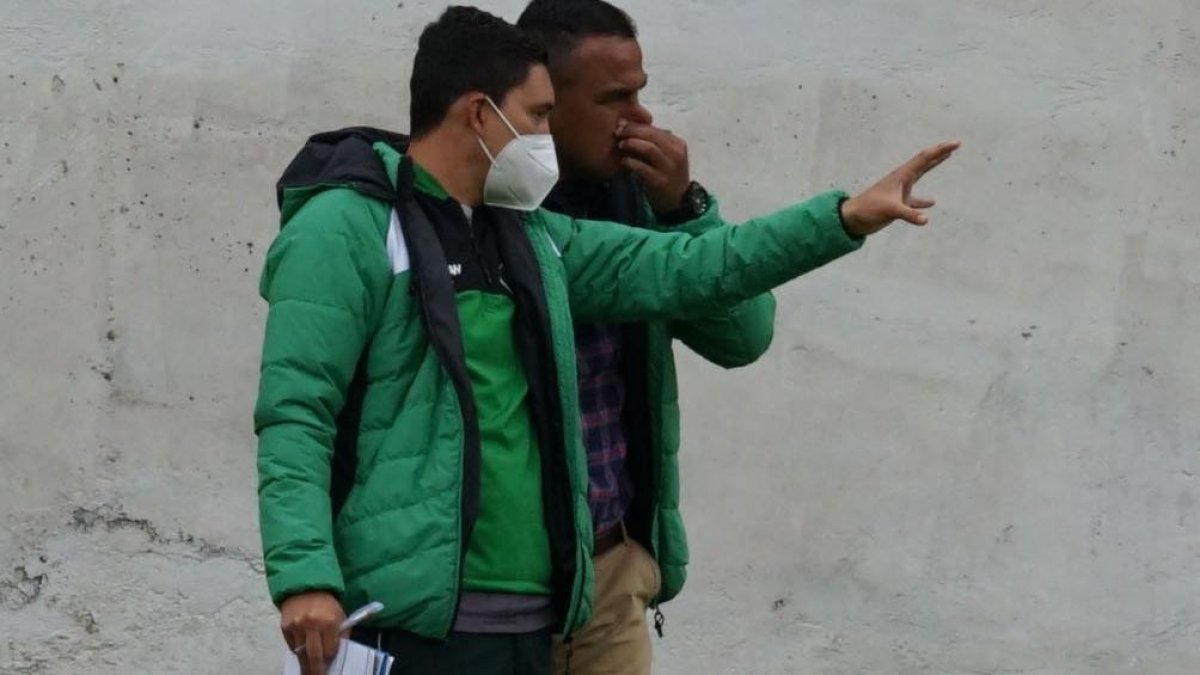 El asistente Ilia Castro, dialoga con Giovanny Cumbicus, entrenador principal de Mushuc Runa.