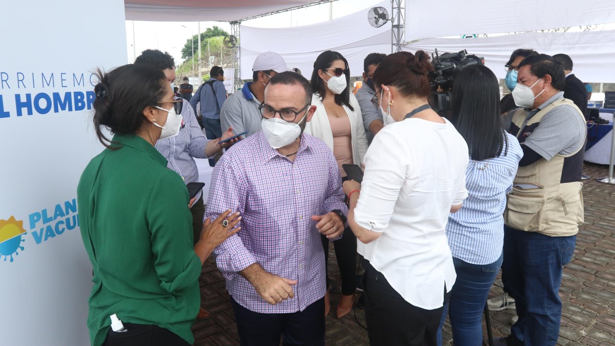 El secretario de Gabinete, Jorge Wated, a la salida del evento de vacunación en Guayaquil.
