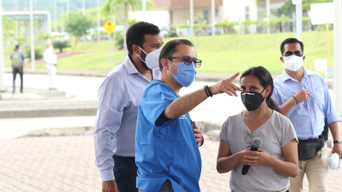 El ministro Mauro Falconí en la inauguración de la vacunación a adultos mayores en Guayaquil.