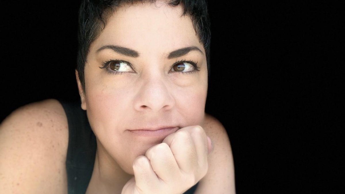 Ampuero nació en 1976. Ha publicado tres obras y varios artículos en diferentes diarios y revistas a nivel mundial.