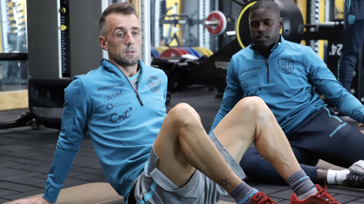 Damián Díaz (i), seleccionado nacional, durante una jornada del microciclo tricolor.