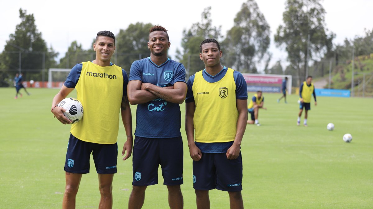 Luis Fernando León (i) pelea por ganarse un puesto en la selección nacional. Estrada (c) y Plata (d) son fijos.