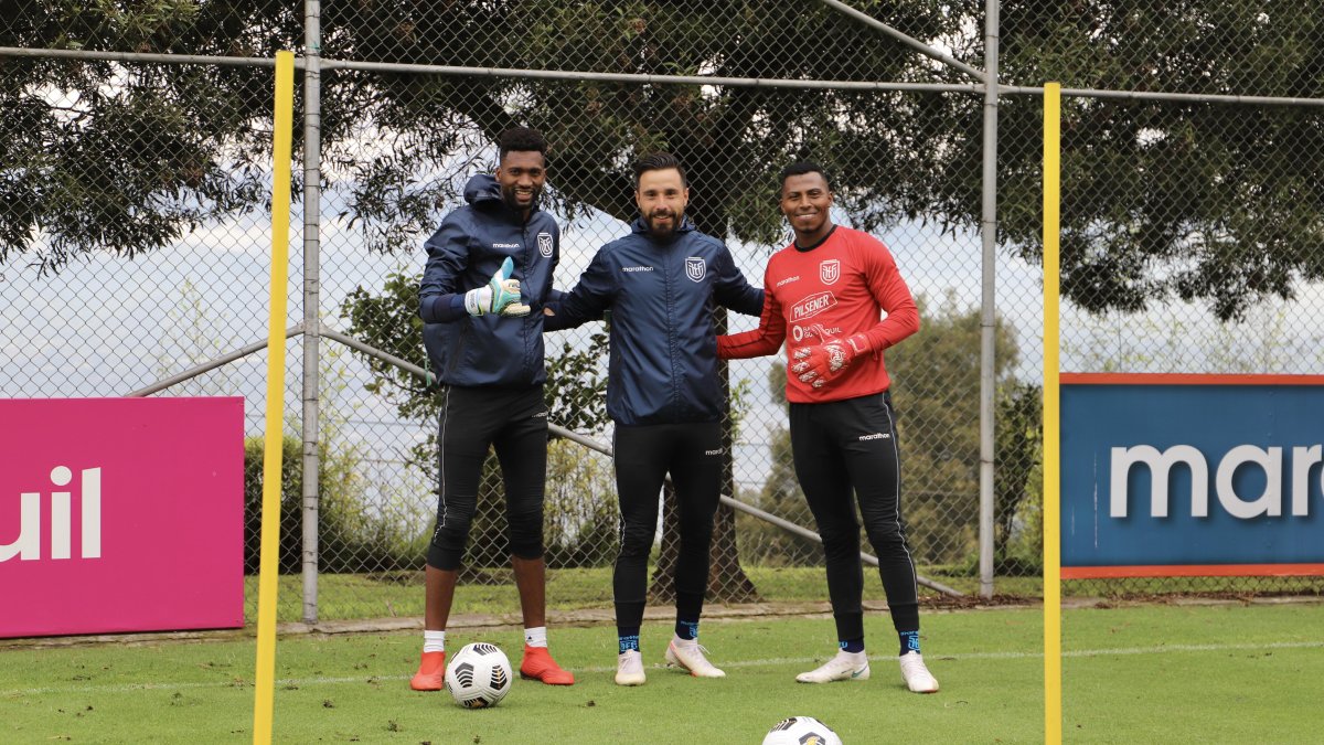 El portero estelar, Alexander Domínguez (i), entrenó junto a Galíndez y Ortiz.