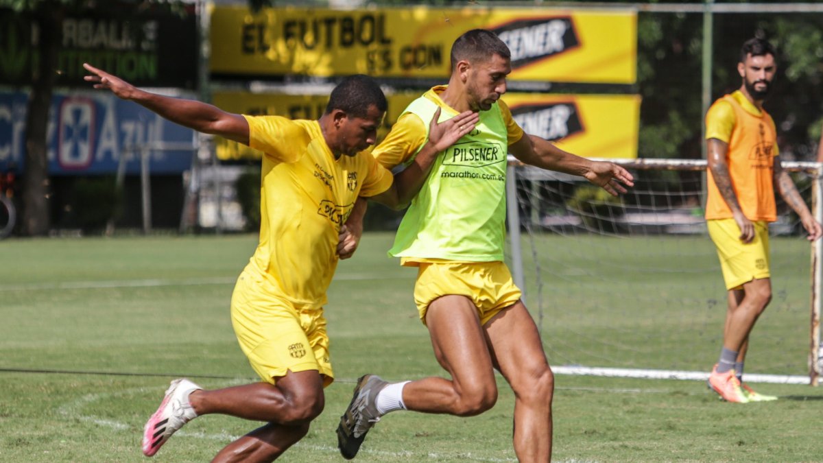 Barcelona recibe este miércoles 28 de abril a The Strongest en el estadio Monumental. Nixon Molina (i) y Bruño Piñatares serán titulares