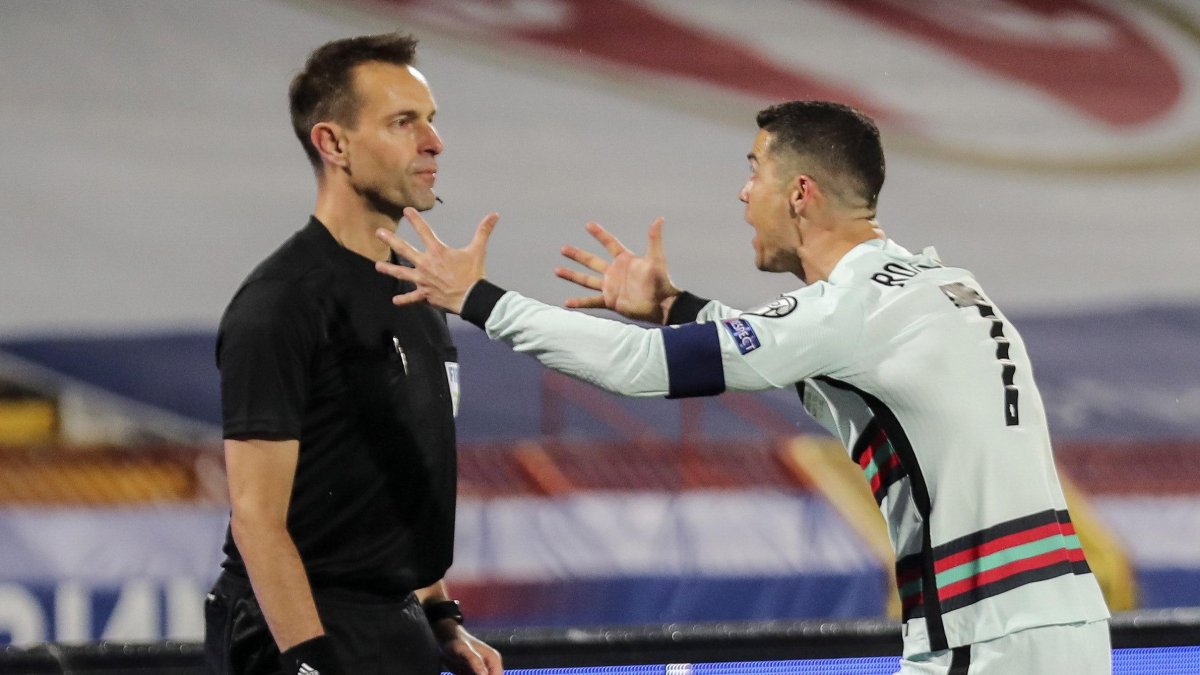 Cristiano Ronaldo reclamó airoso contra el línea luego de que anularon su gol.