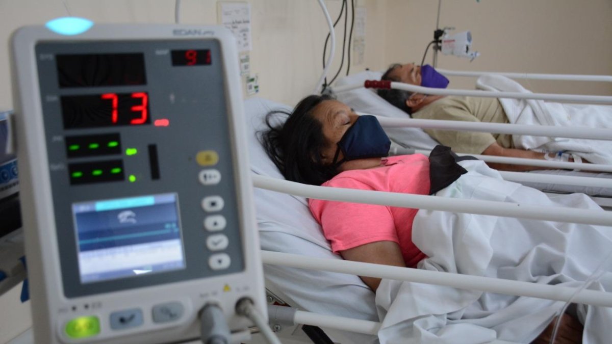 Las casas de salud públicas y privadas registran un incremento de paciente infectados. Hay unas 65 personas esperando una Unidad de Cuidados Intensivos.
