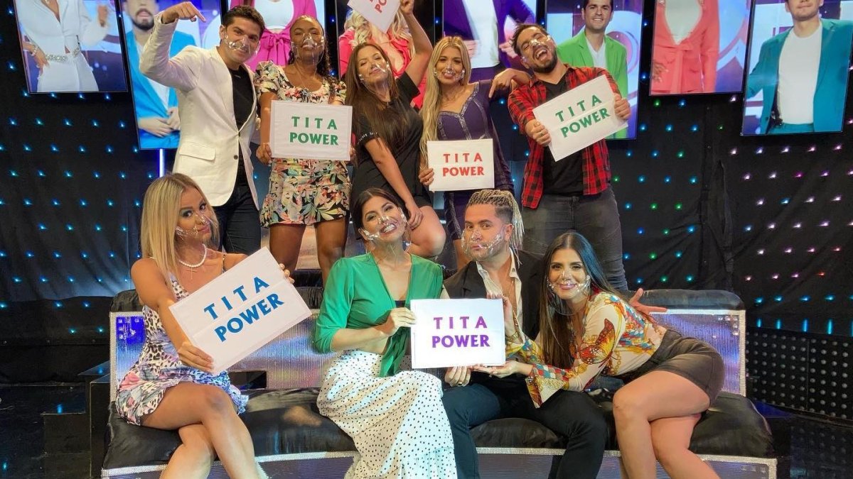 Fabiola Véliz (esquina izquierda) con sus excompañeros.