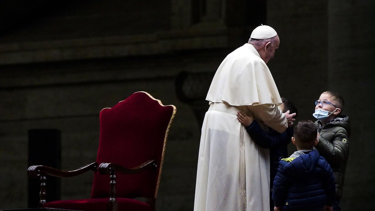 Debido a la pandemia el Papa celebró el ritual católico en la Plaza de San Pedro vacía.