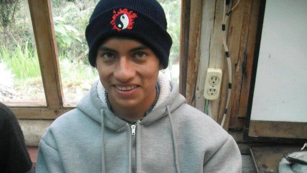 Joel de 25 años en actividades cotidianas.