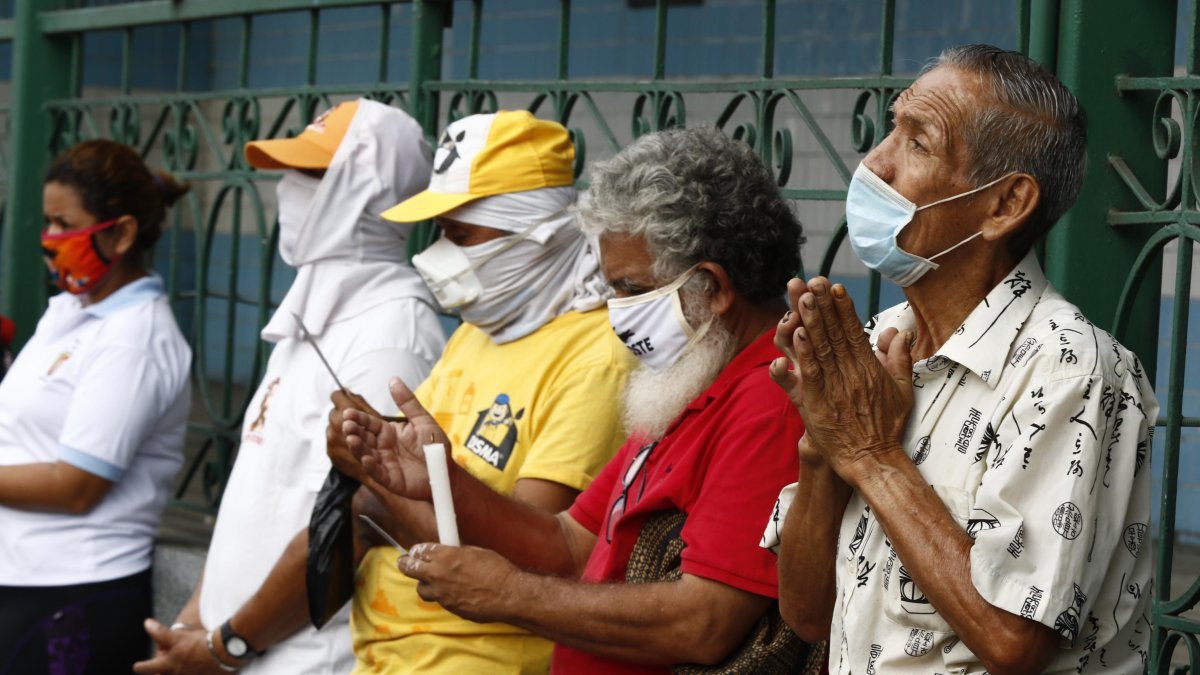 Referencial. En 2020, por la pandemia los ecuatorianos celebraron los rituales religiosos vía telemática.