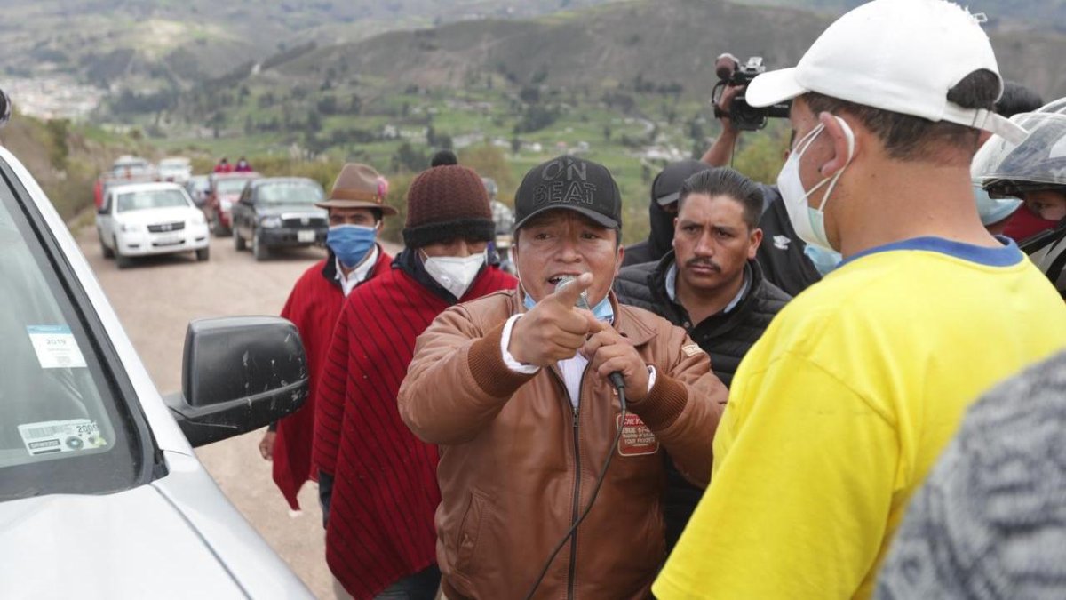 Arenga. Mientras bloquea la carretera para impedir el paso de Guillermo Lasso, el alcalde despotrica contra los “monos” y “malditos” que tanto odia.
