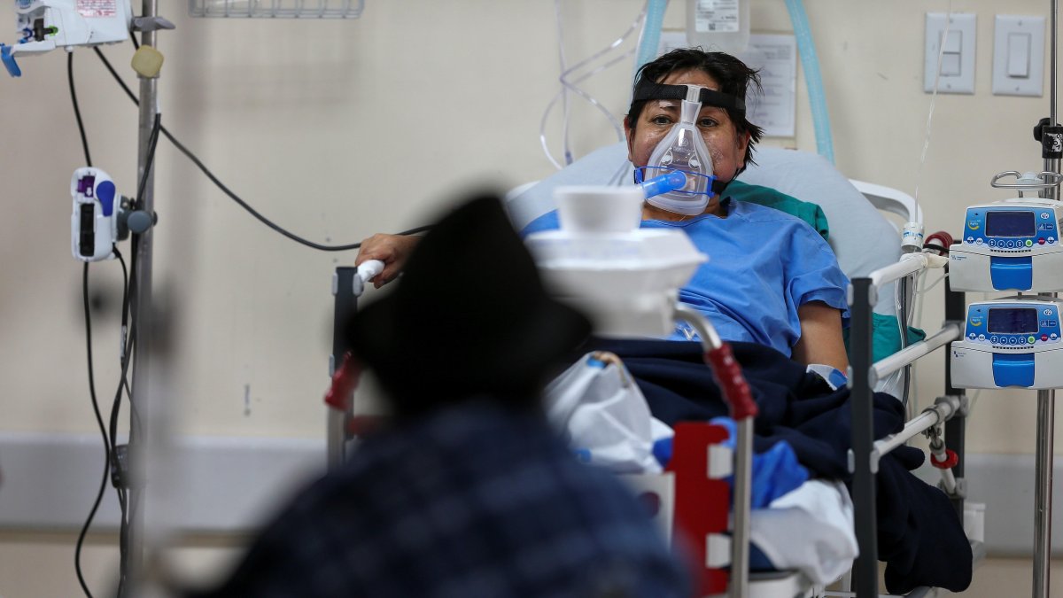 Vista de la unidad de emergencia con pacientes covid-19 del hospital Iess del Sur el 29 de marzo de 2021 en Quito.