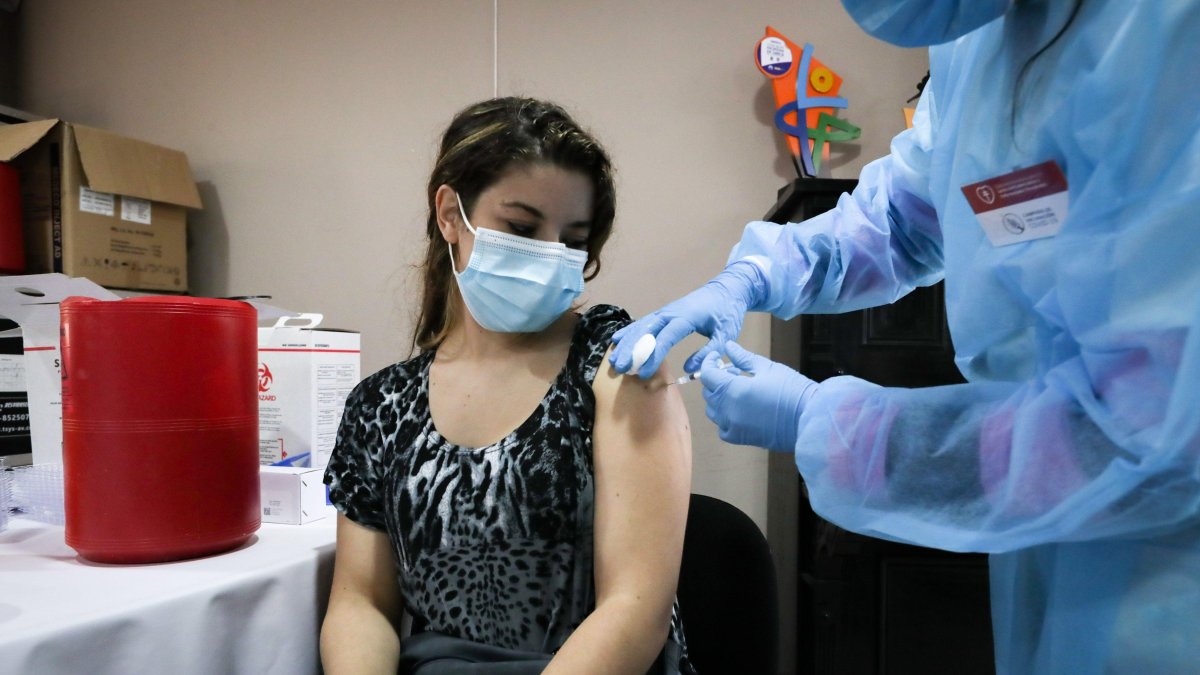 En Ecuador, la vacunación avanza a cuenta gotas y con muchos problemas de logística.