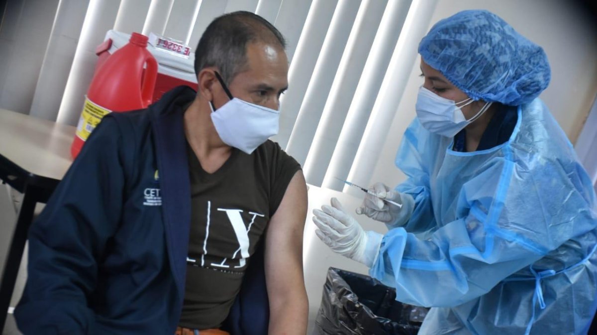 Los maestros fueron contemplados como parte de la fase 1 de vacunación en el país.