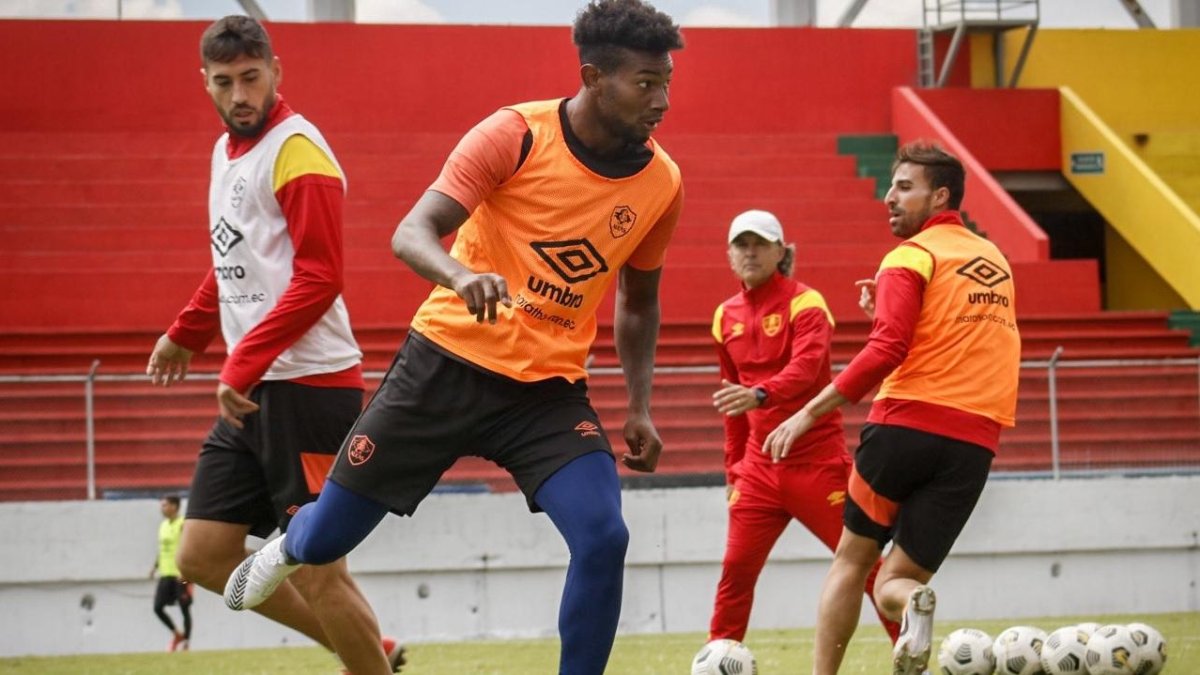 El defensa Gustavo Vallecilla seguirá su carrera en el exterior