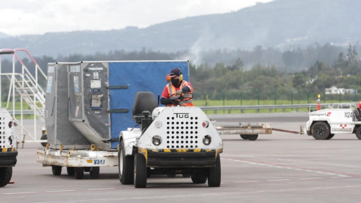 Llegada de las vacunas al aeropuerto Mariscal Sucre de Quito, este 5 de abril.