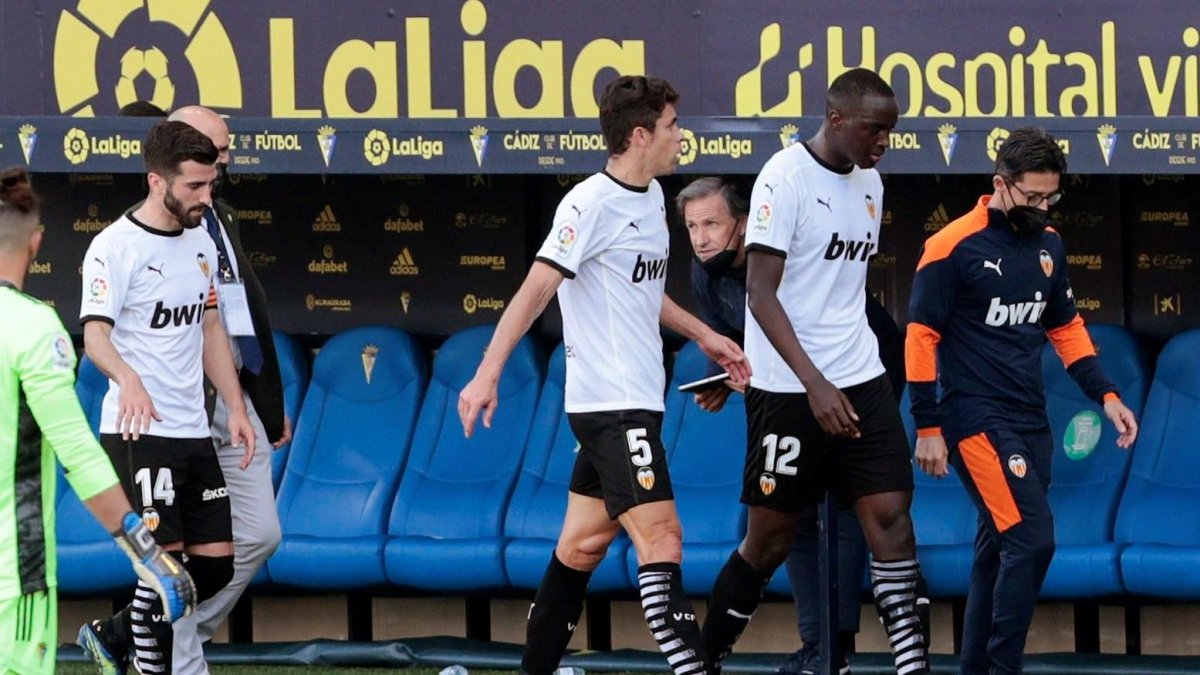 Mouctar Diakhaby se retira de la cancha después de denunciar un acto racista