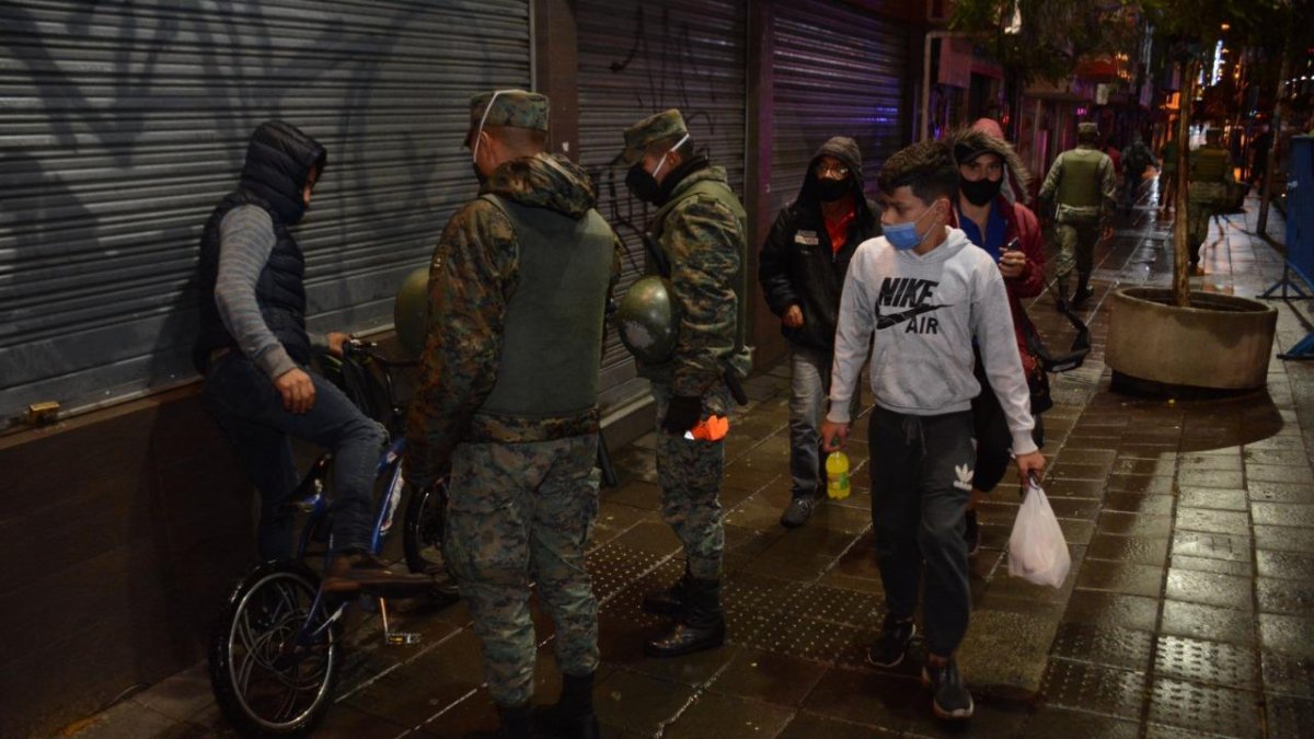 Control. Los policías y militares podrán realizar operativos hasta antes de la medianoche de este viernes.