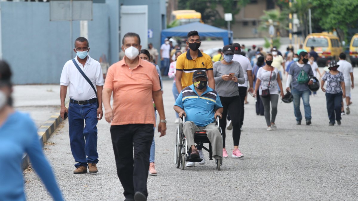 Ciudadanos acudieron a las urnas a votar por su próximo jefe de Estado.