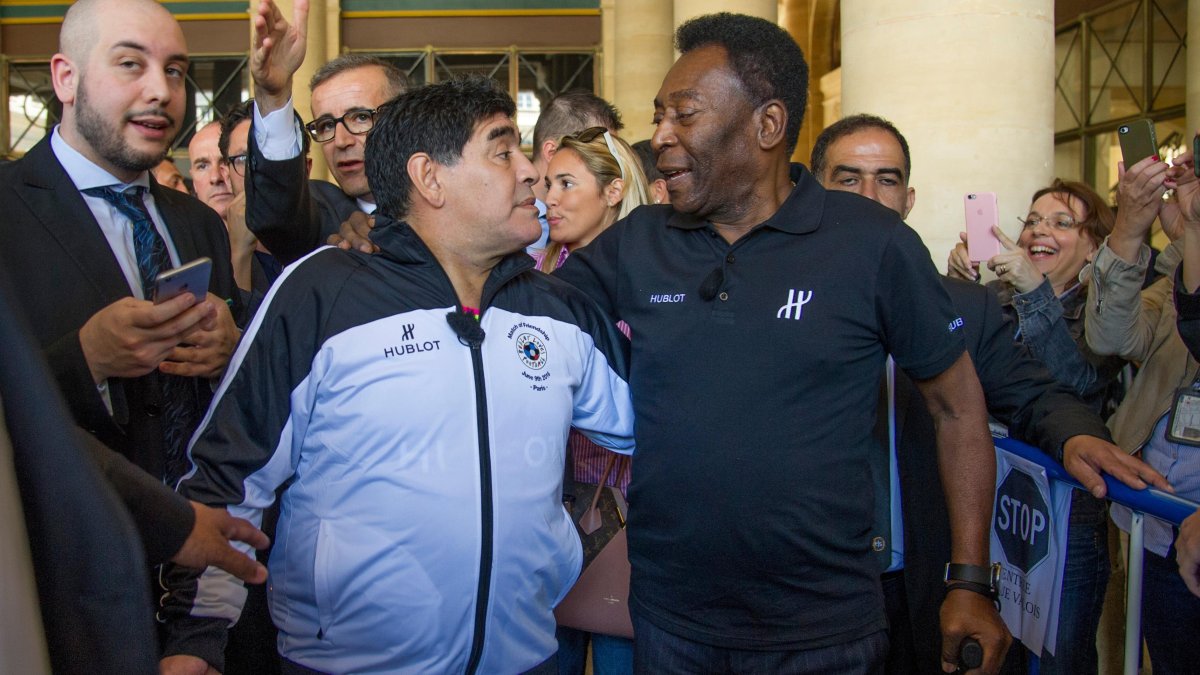 Diego Armando Maradona (i) y Pelé (d) siempre se respetaron, el brasileño lo despidió con un 