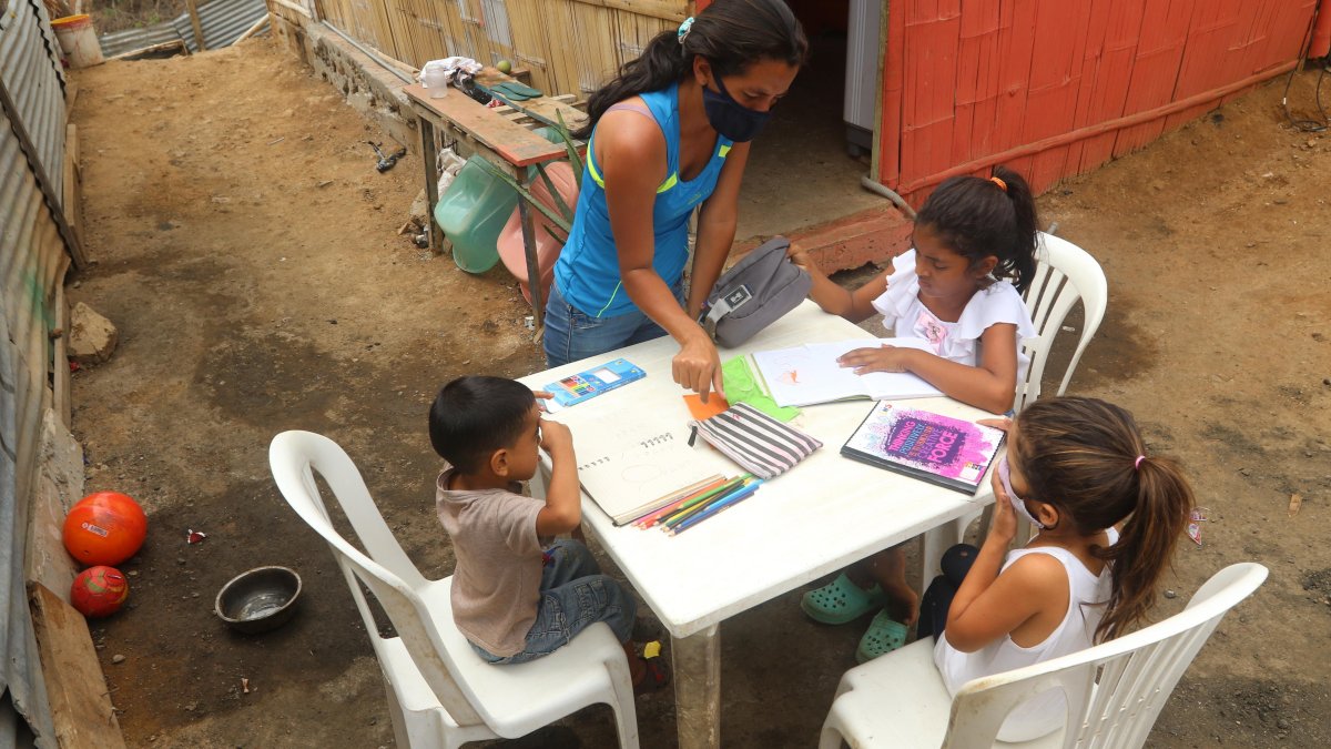 Durante un año los niños debieron estudiar en casa, en medio de muchas necesidades.