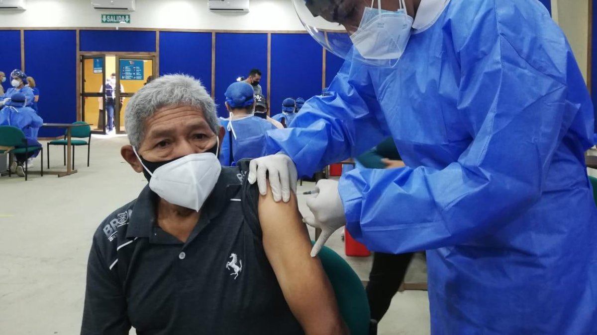 Adultos mayores y personas con discapacidad se están vacunando este 13 de abril en dos de los puntos de vacunación administrados por el Municipio de Guayaquil.