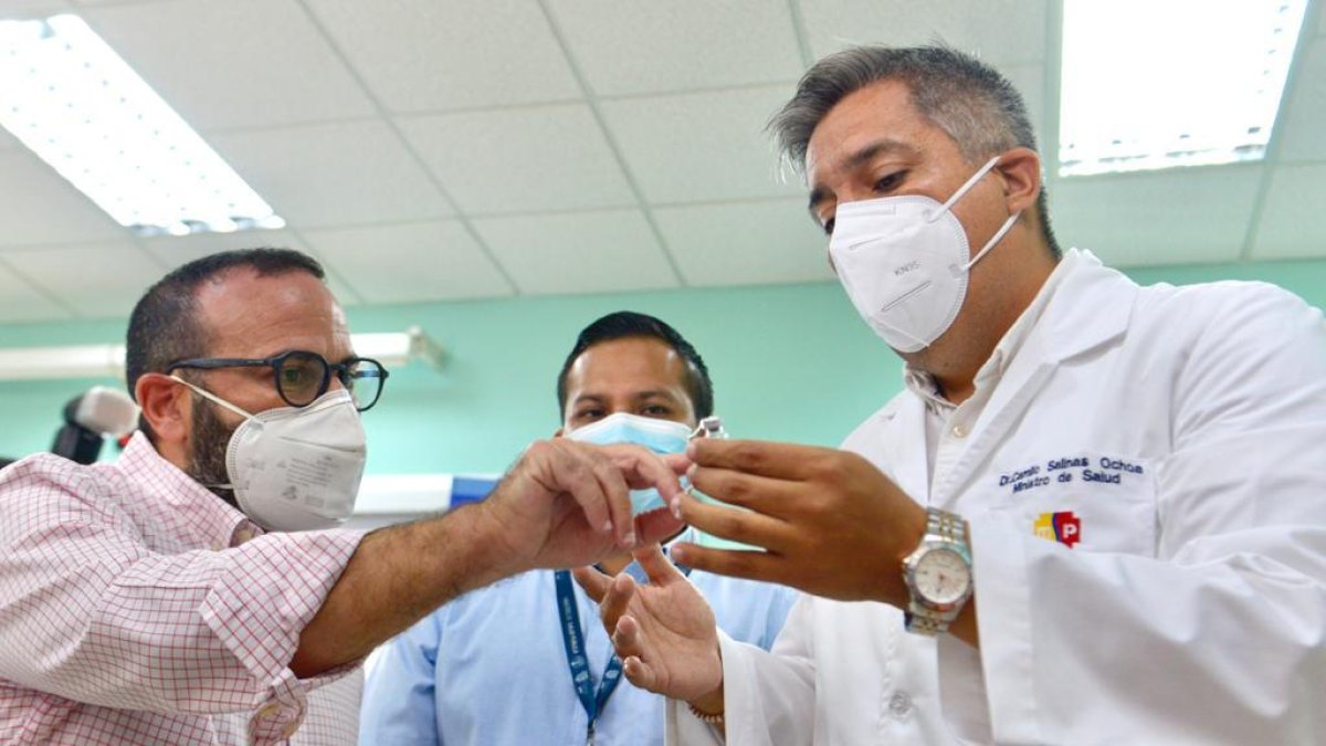 Jorge Wated y el ministro de Salud, Camilo Salinas, en un recorrido por uno de los centros del Plan Vacunarse.