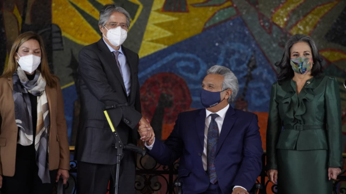 El presidente electo, Guillermo Lasso, junto al presidente saliente, Lenín Moreno, durante los saludos protocolares.