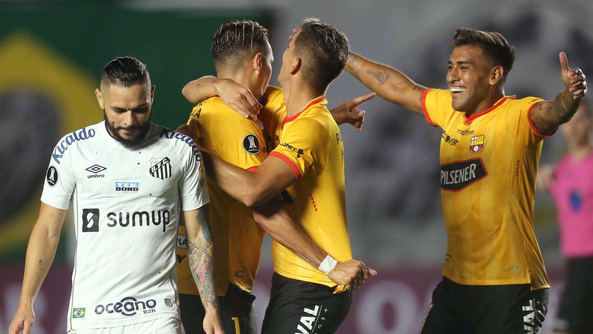 Los amarillos, festejando el autogol de Santos, que puso el 0-2 definitivo.