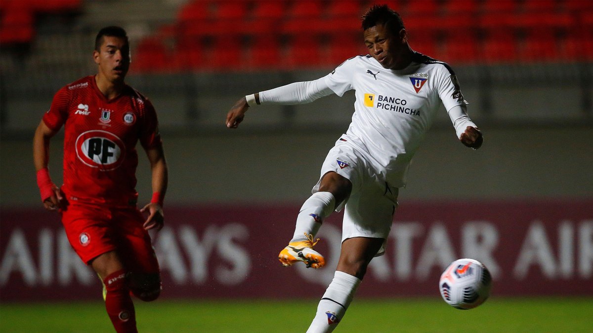 Billy Arce marcó un doblete en el empate de los universitarios ante los chilenos.