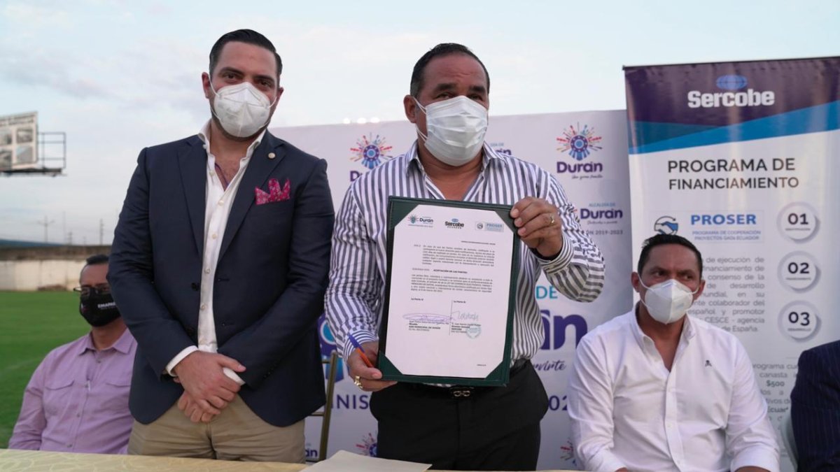 Acuerdo. El alcalde Dalton Narváez (d) y un representante de Sercobe.