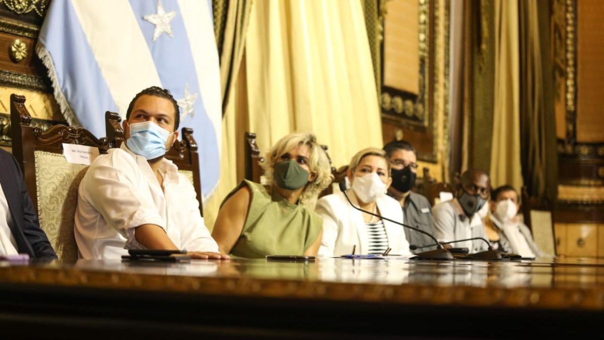 El vicealcalde Josué Sánchez, la alcaldesa Cynthia Viteri y otros funcionarios.