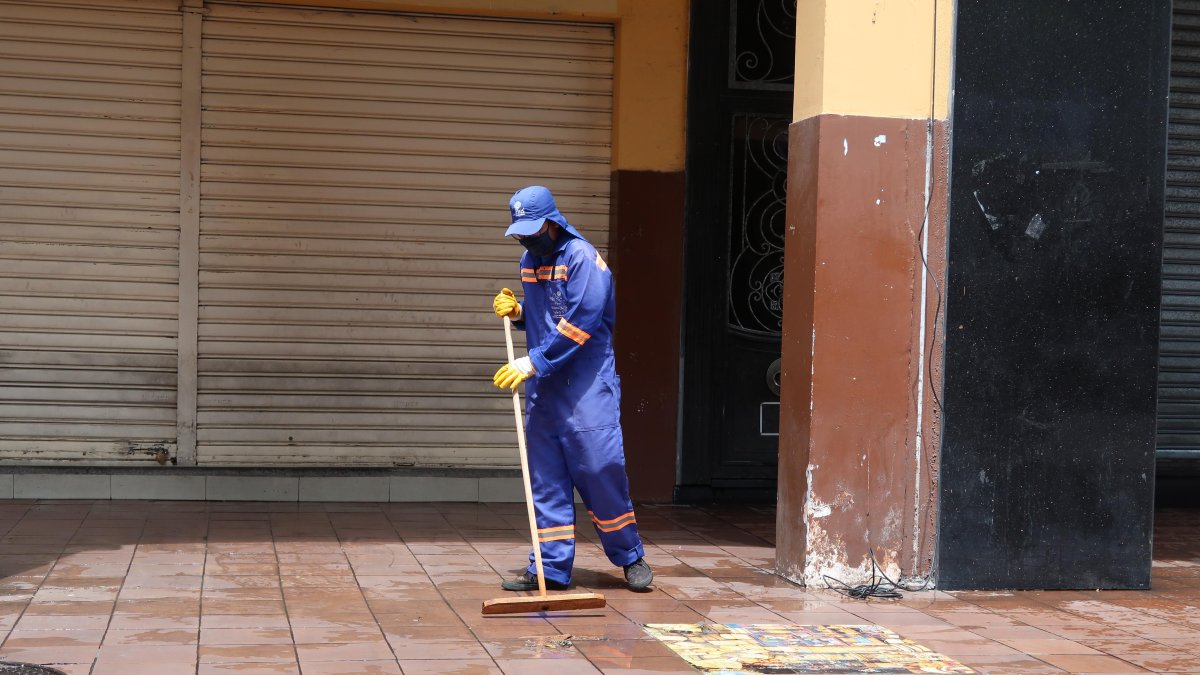 Un trabajador limpia las calles de Guayaquil, en la zona regenerada del centro.