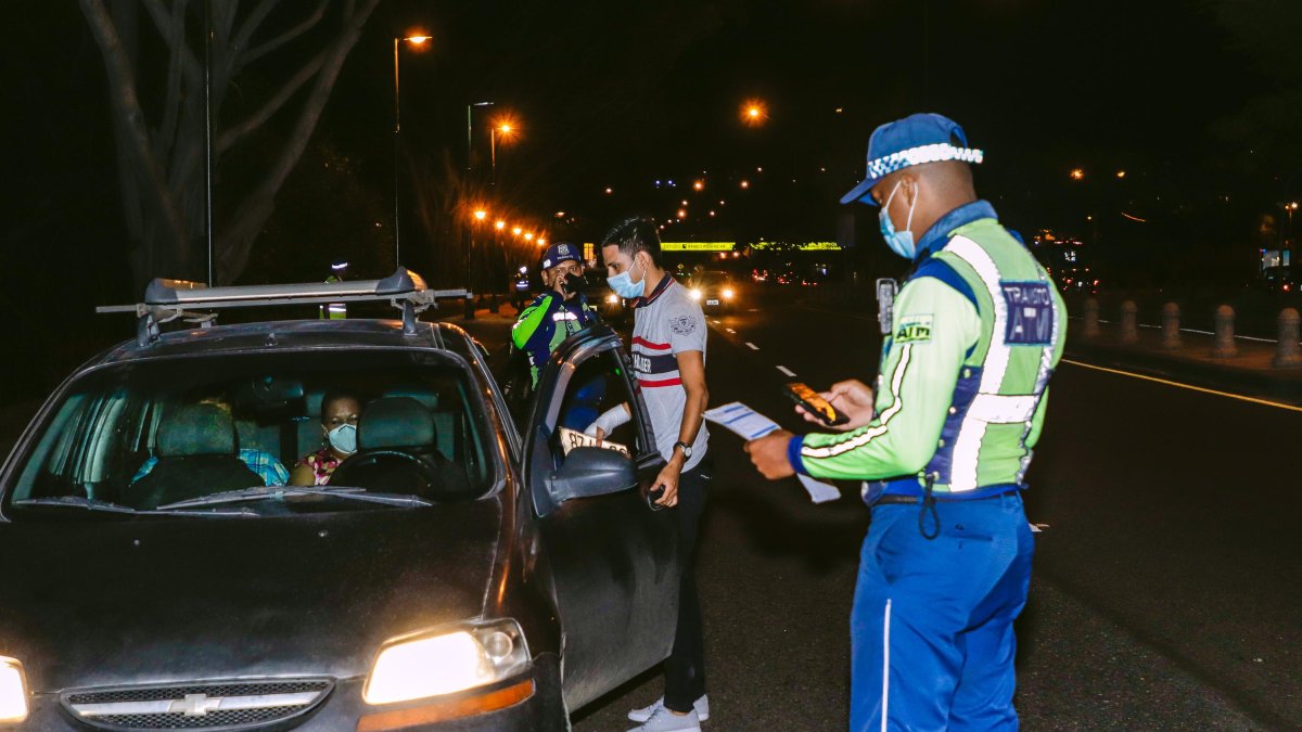 Los vehículos bajo la alerta 1 ya no tienen restricción para circular. En la foto agentes de la ATM cuando no se debía circular desde las 22:00 a 05:00, en la alerta 2..