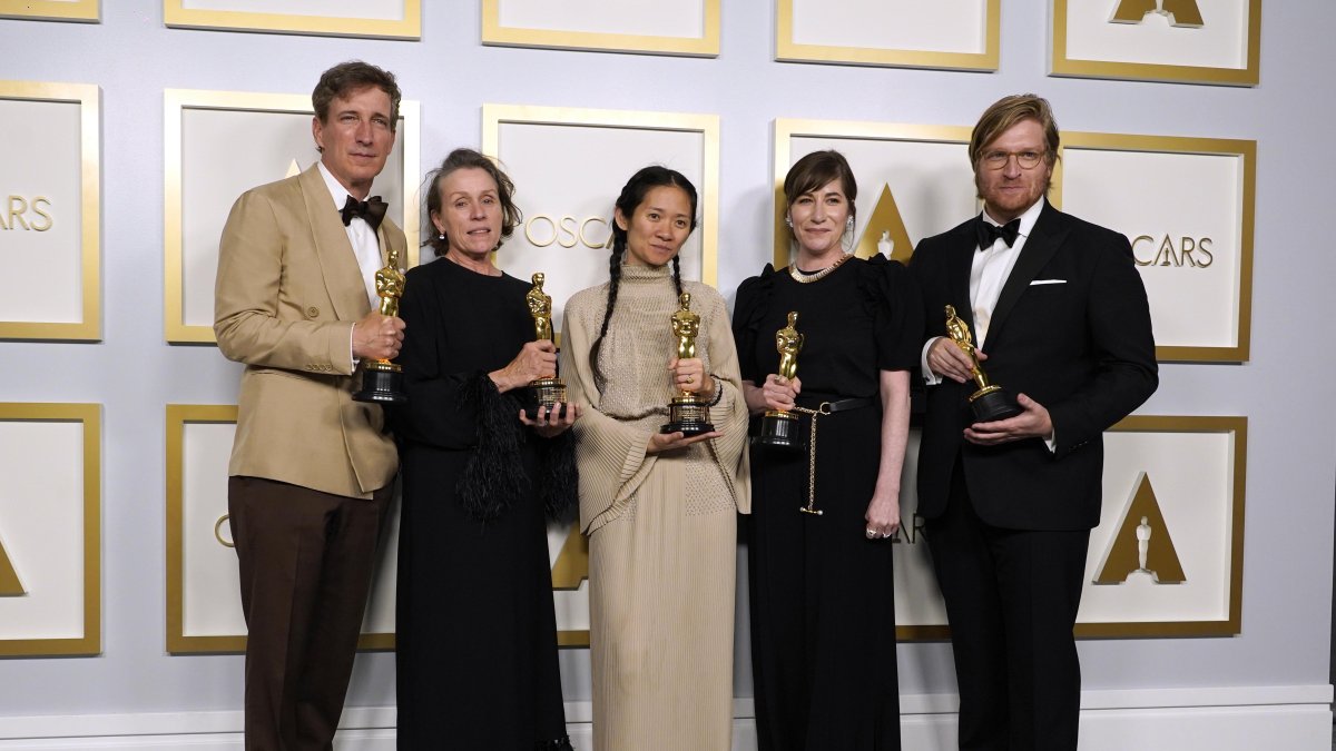Los productores Peter Spears, Frances McDormand, Chloe Zhao, Mollye Asher y Dan Janvey, ganadores del premio a la mejor película por 'Nomadland', posan en la sala de prensa.