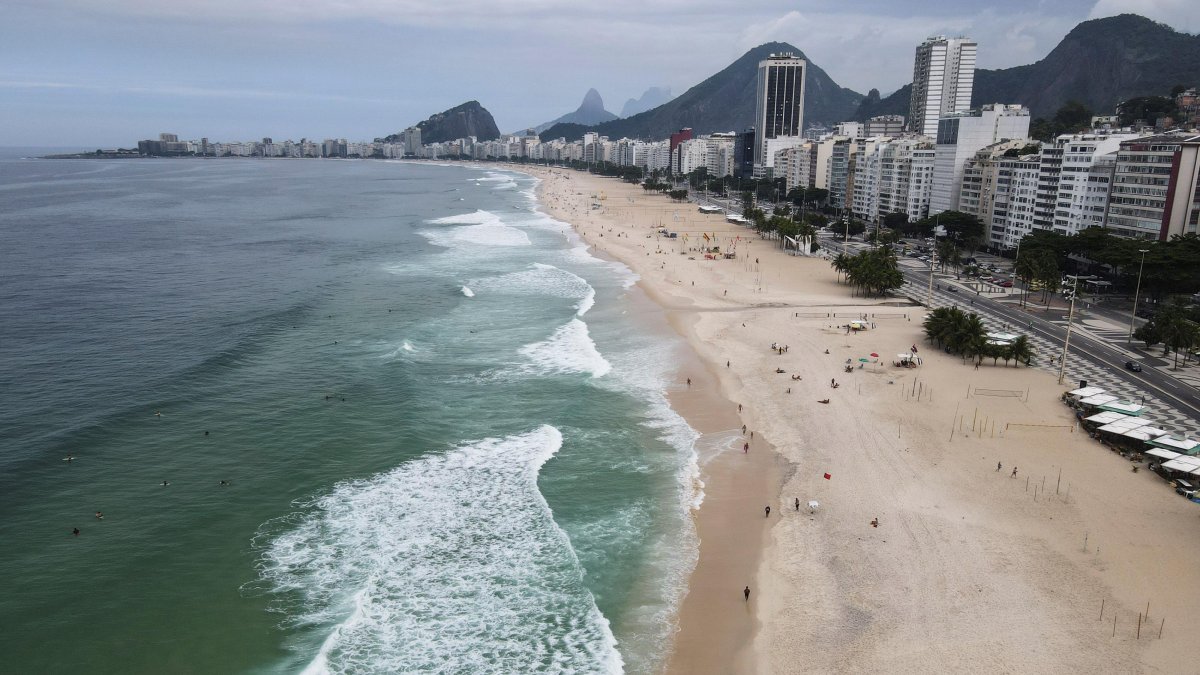 Vista de una playa hoy, lunes en Río de Janeiro.